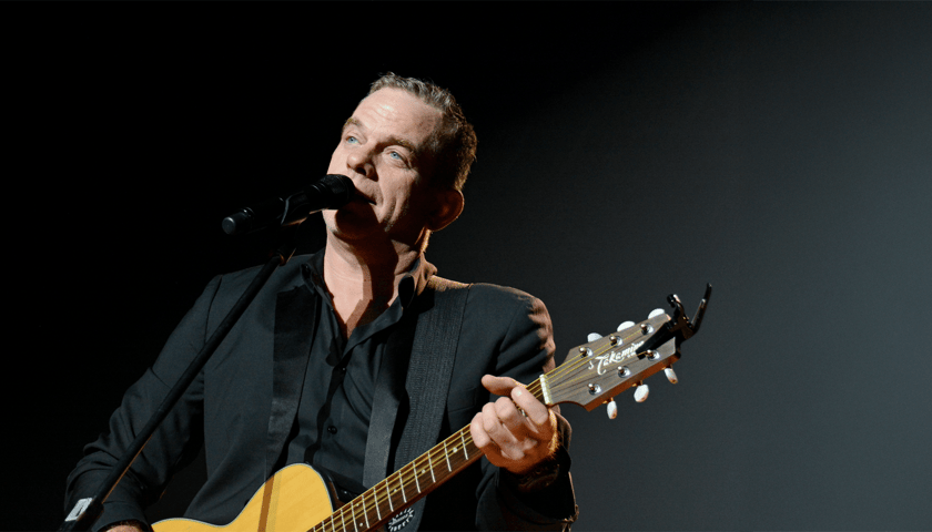 Garou - na zdjęciu z gitarą
