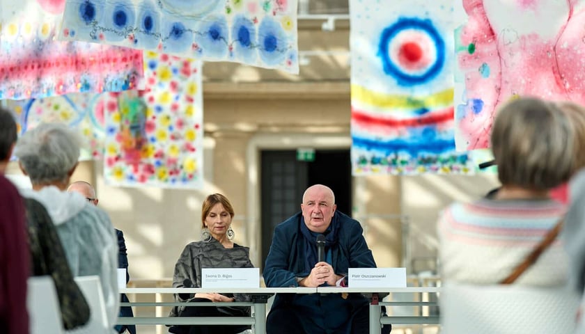 <p>Wystawa &bdquo;Wsch&oacute;d słońca na Zachodzie&rdquo; w Pawilonie Czterech Kopuł potrwa do końca maja &ndash; dyrektor Piotr Oszczanowski</p>