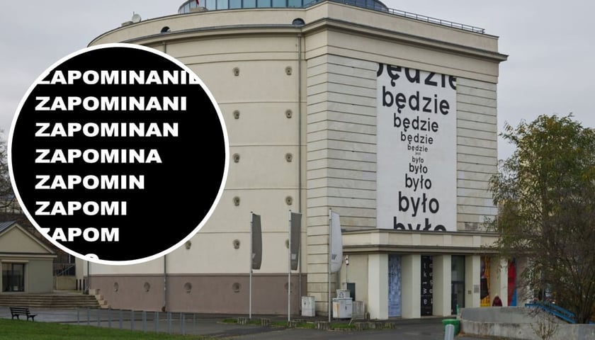 Na dużym zdjęciu fasada Muzeum Współczesnego Wrocław z poezją konkretną Stanisława Dróżdża, w kółku na małym zdjęciu fragment pracy „Zapominanie” Dróżdża