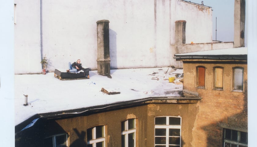 <p class="MsoNormal">Witek Zadziorko na dachu skłotu przy ul. Oławskiej 1990-1991</p>