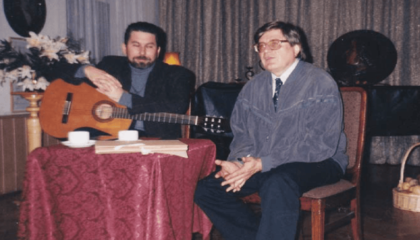 <p>Klub Muzyki i Literatury &ndash; spotkanie poetyckie Lothara Herbsta, z gitarą Roman Kołakowski, 1998 r.</p>