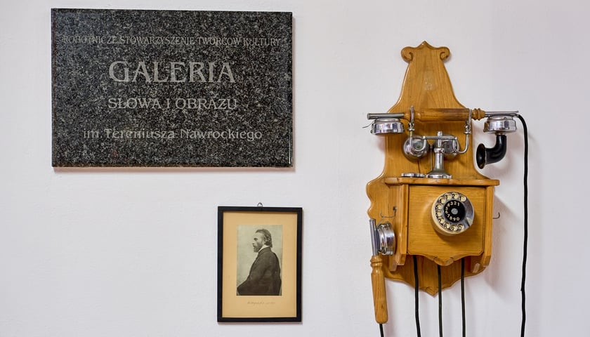 <p>Klub Muzyki i Literatury &ndash; tablica Galeria Słowa i Obrazu</p>