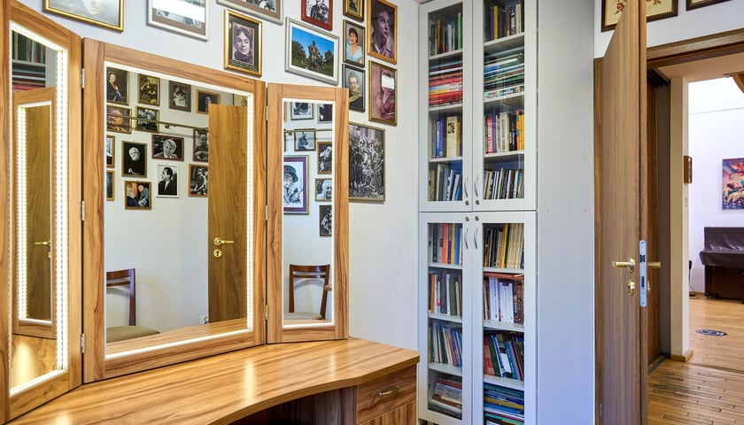 <p>Klub Muzyki i Literatury &ndash; zdjęcia w garderobach dla artyst&oacute;w</p>