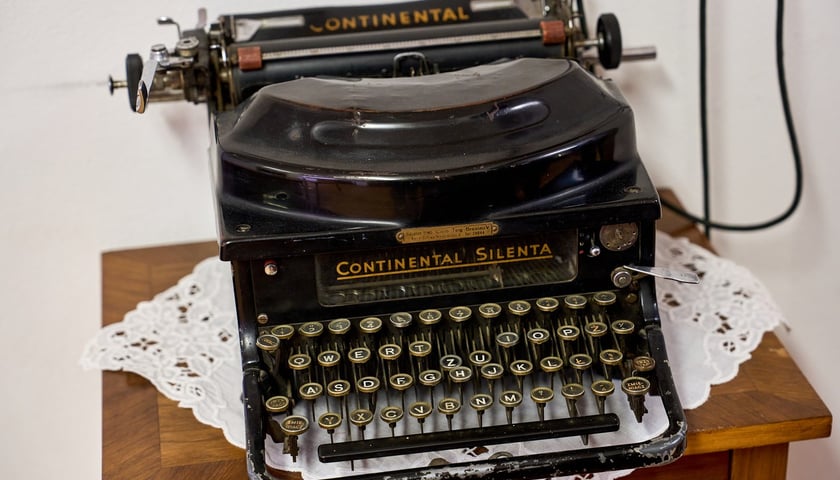 <p>Klub Muzyki i Literatury &ndash; maszyna do pisania uratowana z Festung Breslau</p>