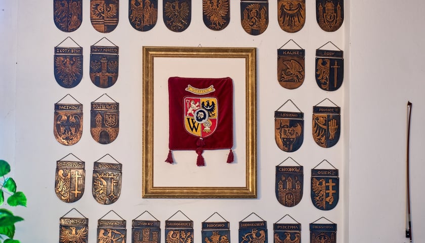 <p>Klub Muzyki i Literatury &ndash; herby miast Polski autorstwa Tadeusza Czaplińskiego</p>