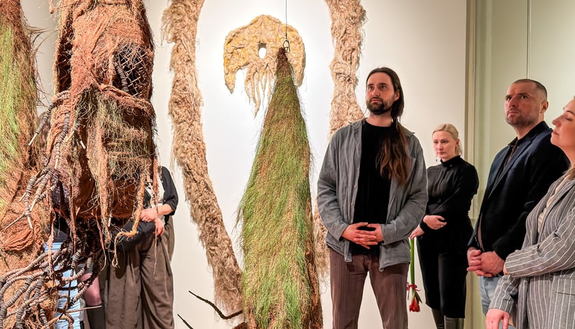 Na zdjęciu Mateusz Gromadzki i publiczność na jego wystawie "Inkantacje"