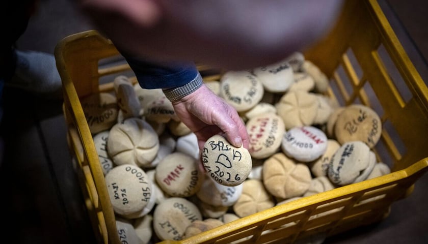 skrzynka kamiennych bułek z podpisami