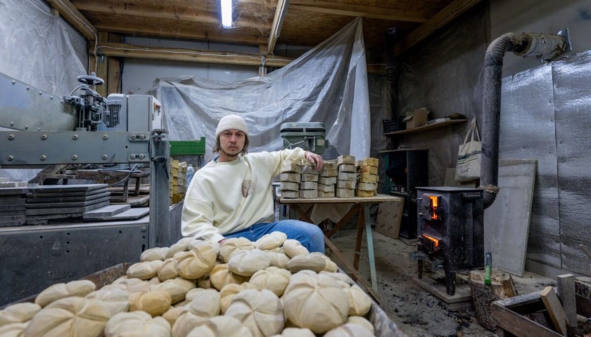 <p><span style="font-size: 11.0pt; line-height: 107%; font-family: 'Calibri',sans-serif; mso-ascii-theme-font: minor-latin; mso-fareast-font-family: Calibri; mso-fareast-theme-font: minor-latin; mso-hansi-theme-font: minor-latin; mso-bidi-font-family: 'Times New Roman'; mso-bidi-theme-font: minor-bidi; mso-ansi-language: PL; mso-fareast-language: EN-US; mso-bidi-language: AR-SA;">Albert Wrotnowski w swojej pracowni</span></p>