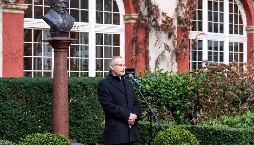 <p>dr Łukasz Kamiński, dyrektor Ossolineum, przed popiersiem J&oacute;zefa Maksymiliana Ossolińskiego&nbsp;</p>
