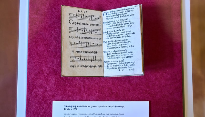 <p>Wystawę poświęconą J&oacute;zefowi Maksymilianowi Ossolińskiemu obejrzymy w Ossolineum do stycznia 2027 roku</p>