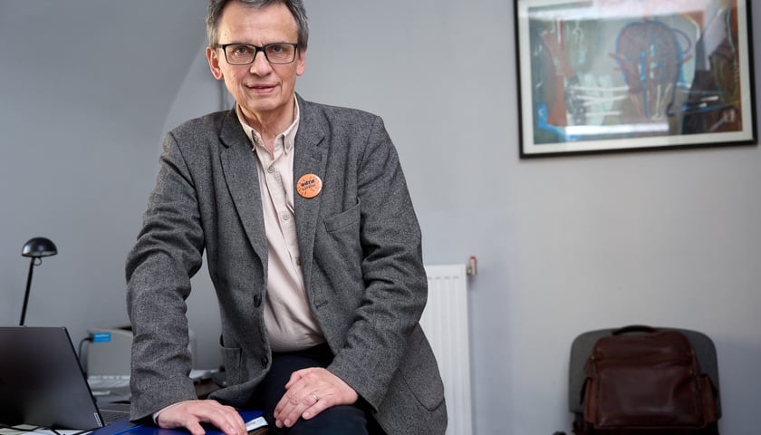 <p>Mariusz Urbanek w redakcji miesięcznika &bdquo;Odra&rdquo;</p>