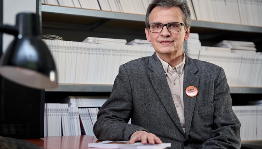 <p>Mariusz Urbanek w redakcji miesięcznika &bdquo;Odra&rdquo;</p>