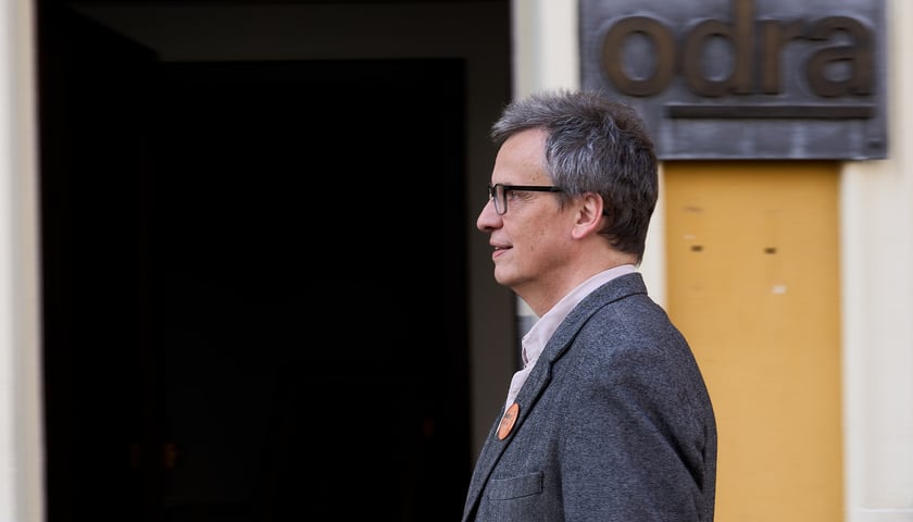 <p>Mariusz Urbanek przed wejściem do redakcji miesięcznika &bdquo;Odra&rdquo;</p>