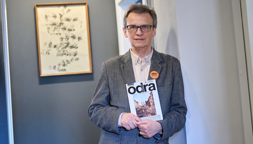 <p>Mariusz Urbanek w redakcji miesięcznika &bdquo;Odra&rdquo;</p>