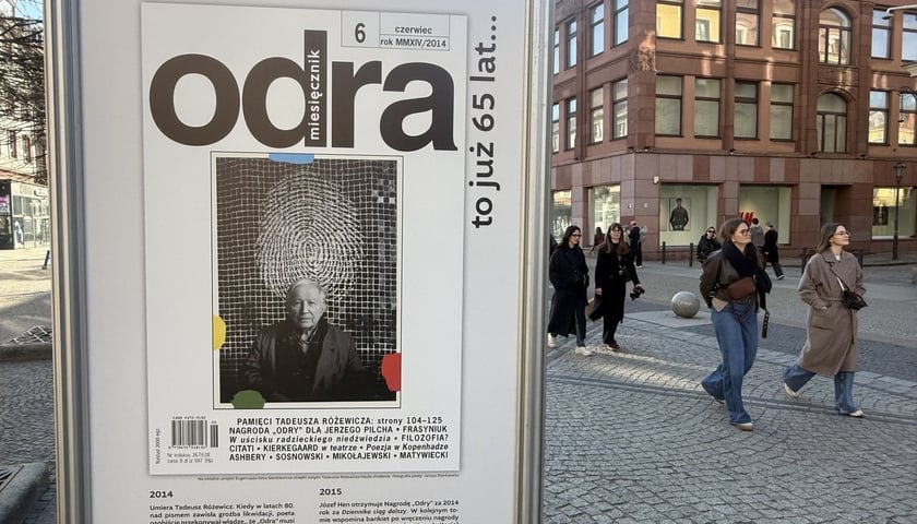 <p>Wystawa z okazji 65-lecia &bdquo;Odry&rdquo; na ul. Świdnickiej &ndash; na okładce numeru Tadeusz R&oacute;żewicz</p>