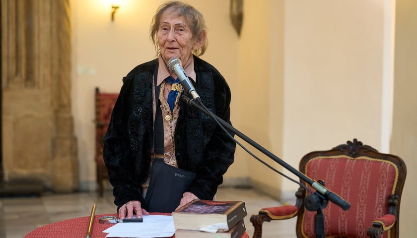 <p>Urszula Kozioł w 2024 roku we wrocławskim Ratuszu świętowała 93 urodziny</p>
