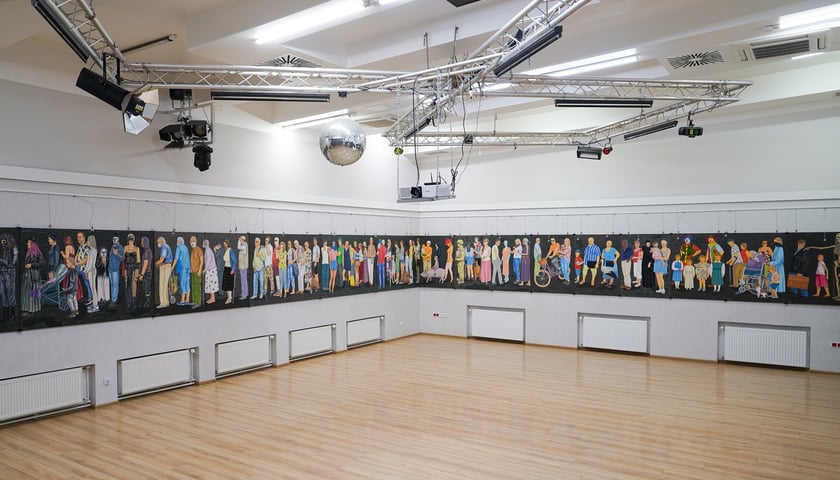 <p>Poliptyk &bdquo;Za czym kolejka ta stoi&rdquo; Mariana Wiekiery w Galerii ODSK &bdquo;Piast&rdquo;&nbsp;</p>