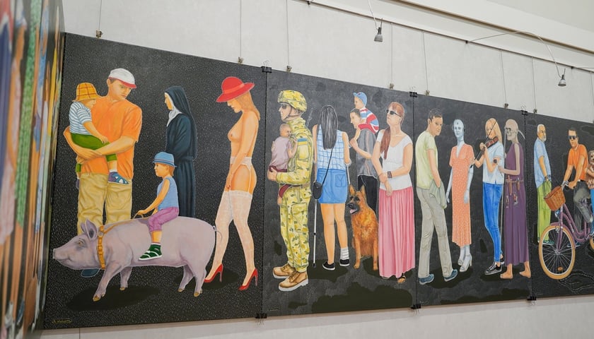 <p>Poliptyk &bdquo;Za czym kolejka ta stoi&rdquo; Mariana Wiekiery w Galerii ODSK &bdquo;Piast&rdquo;&nbsp;</p>