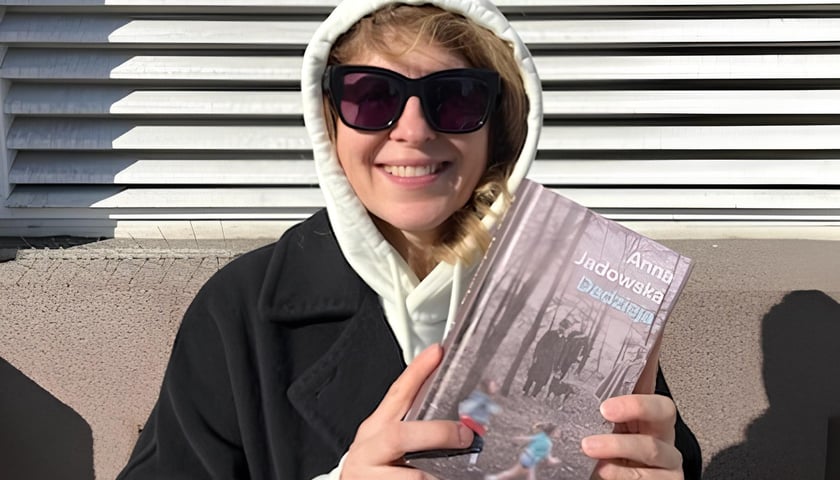 Anna Jadowska, reżyserka filmowa, autorka powieści "Dadzieja". Na zdjęciu kobieta trzyma książkę