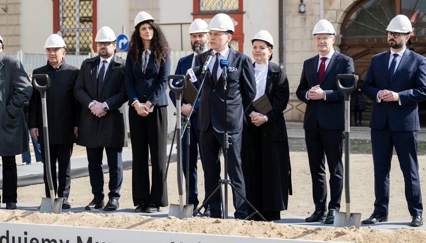 <p class="MsoNormal">Symboliczne &bdquo;wbicie łopaty&rdquo; pod budowę Muzeum Książąt Lubomirskich</p>