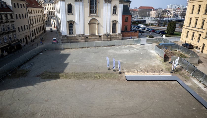 <p class="MsoNormal">Symboliczne &bdquo;wbicie łopaty&rdquo; pod budowę Muzeum Książąt Lubomirskich - plac budowy</p>