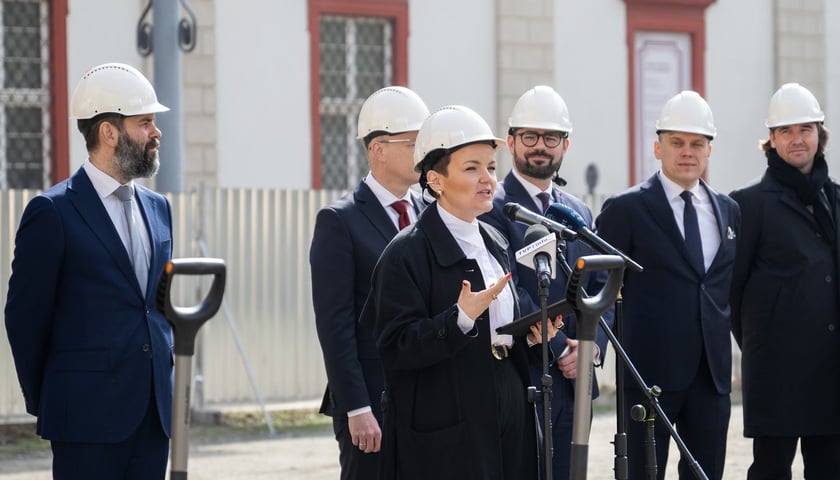 <p class="MsoNormal">Symboliczne &bdquo;wbicie łopaty&rdquo; pod budowę Muzeum Książąt Lubomirskich &ndash; przy mikrofonie minister kultury i dziedzictwa narodowego Marta Cienkowska</p>