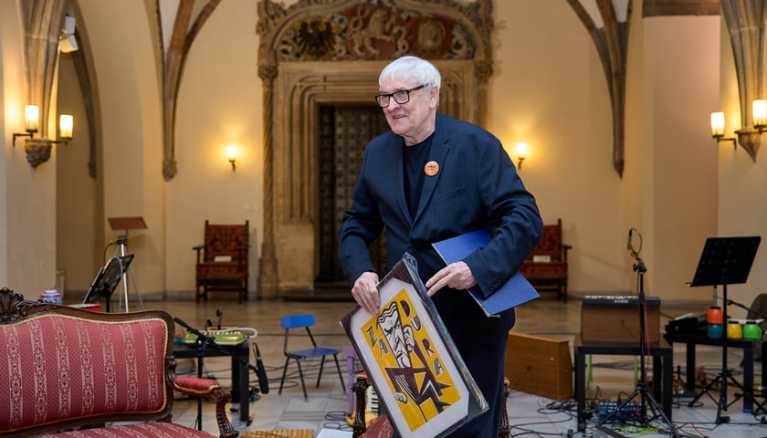 Gala wręczenia Nagrody &bdquo;Odry&rdquo; w Ratuszu połączona z jubileuszem 65-lecia pisma &ndash; laureat Bohdan Zadura