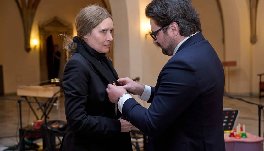 Gala wręczenia Nagrody &bdquo;Odry&rdquo; w Ratuszu połączona z jubileuszem 65-lecia pisma &ndash; odznaka dla Marty Mizuro