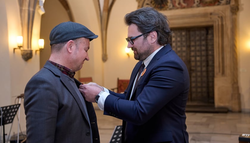 Gala wręczenia Nagrody &bdquo;Odry&rdquo; w Ratuszu połączona z jubileuszem 65-lecia pisma &ndash; odznaka dla Krzysztofa Śliwki