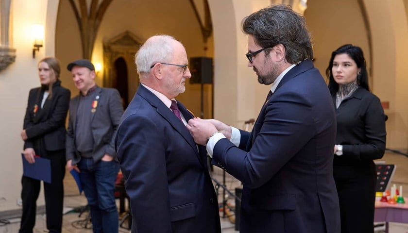 Gala wręczenia Nagrody &bdquo;Odry&rdquo; w Ratuszu połączona z jubileuszem 65-lecia pisma &ndash; odznaka dla Piotra Borkowskiego