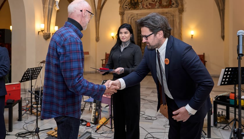 Gala wręczenia Nagrody &bdquo;Odry&rdquo; w Ratuszu połączona z jubileuszem 65-lecia pisma &ndash; odznaka dla Macieja Ratajczaka