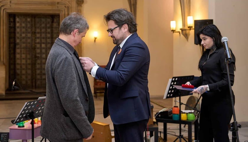 Gala wręczenia Nagrody &bdquo;Odry&rdquo; w Ratuszu połączona z jubileuszem 65-lecia pisma odznaka dla Mariusza Urbanka