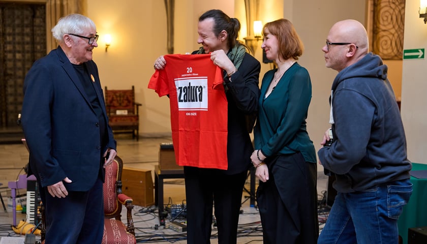 Gala wręczenia Nagrody &bdquo;Odry&rdquo; w Ratuszu połączona z jubileuszem 65-lecia pisma &ndash; prezenty dla Bohdana Zadury