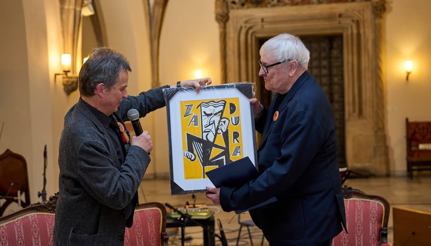 Na zdjęciu Bohdan Zadura odbiera z rąk Mariusza Urbanka, red. naczelnego „Odry” pamiątkowy portret wykonany przez prof. Tomasza Brodę