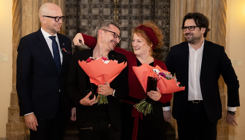 <p>Arlekiny 2026, uroczystość w Rauszu. Wrocław, 27.03.2026. Z bukietami kwiat&oacute;w pośrodku Radosław Kasiukiewicz i Anna Makowska-Kowalczyk.</p>