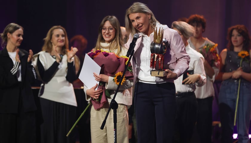 <p>Monika Padewska, zwyciężczyni konkursu PPA oraz Renata Granowska, wiceprezydent Wrocławia</p>