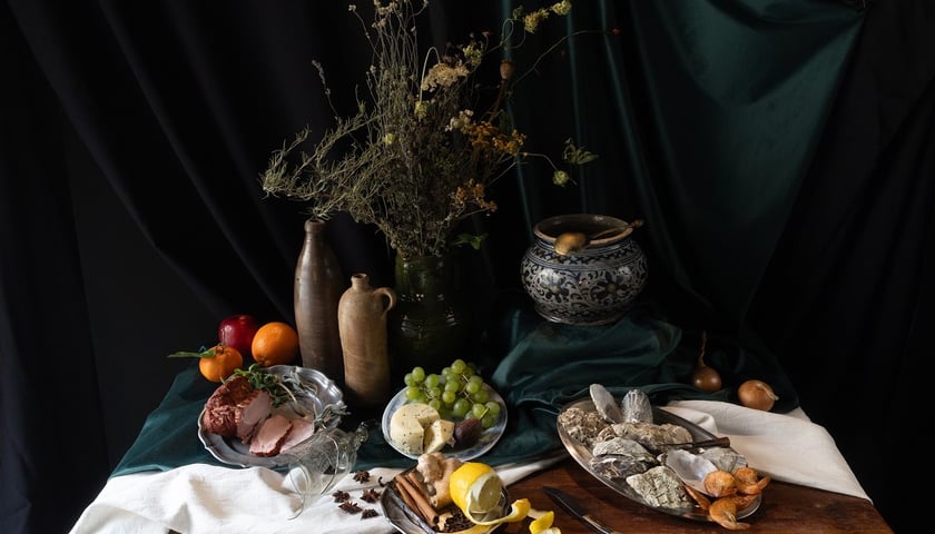 <p>Na zdjęciu st&oacute;ł zainscenizowany do sesji zdjęciowej wystawy &bdquo;Pieśń o roladzie, czyli Wrocław od kuchni&rdquo;&nbsp;</p>