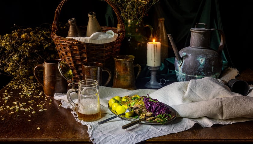 Na zdjęciu stół zainscenizowany do sesji zdjęciowej wystawy „Pieśń o roladzie, czyli Wrocław od kuchni” 