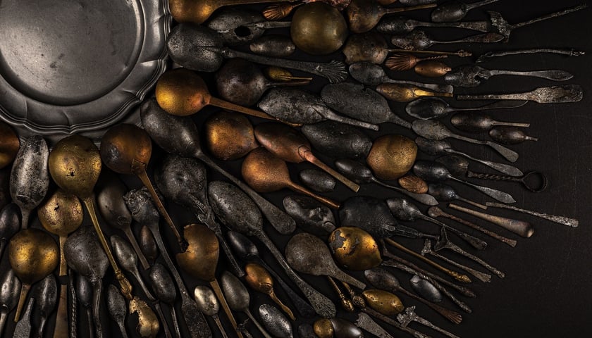 <p>Na zdjęciu st&oacute;ł zainscenizowany do sesji zdjęciowej wystawy &bdquo;Pieśń o roladzie, czyli Wrocław od kuchni&rdquo;&nbsp;</p>