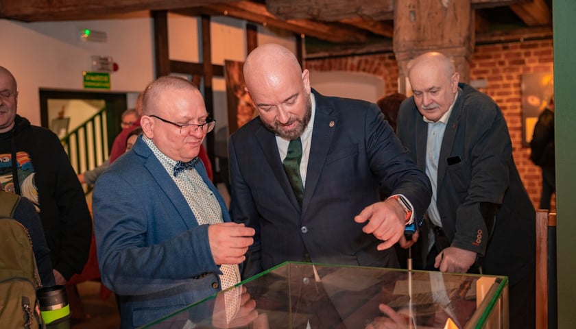 <p>Wystawa &bdquo;Pieśń o roladzie, czyli Wrocław od kuchni&rdquo; w Muzeum Archeologicznym bedzie czynna do grudnia 2026 &ndash; dr Grzegorz Sobel z prezydentem Jackiem Sutrykiem</p>