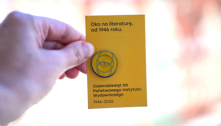 <p>Jubileuszowy pin Państwowego Instytutu Wydawniczego</p>