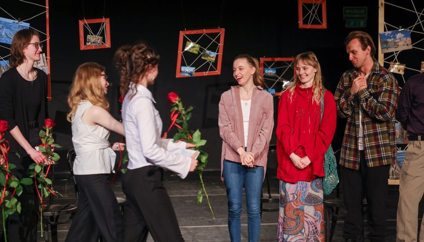 Spektakl „Zaczynając od moich ulic”. Na zdjęciu autorzy esejów na których oparty był spektakl oraz aktorzy. Wrocław, 1 kwietnia 2026