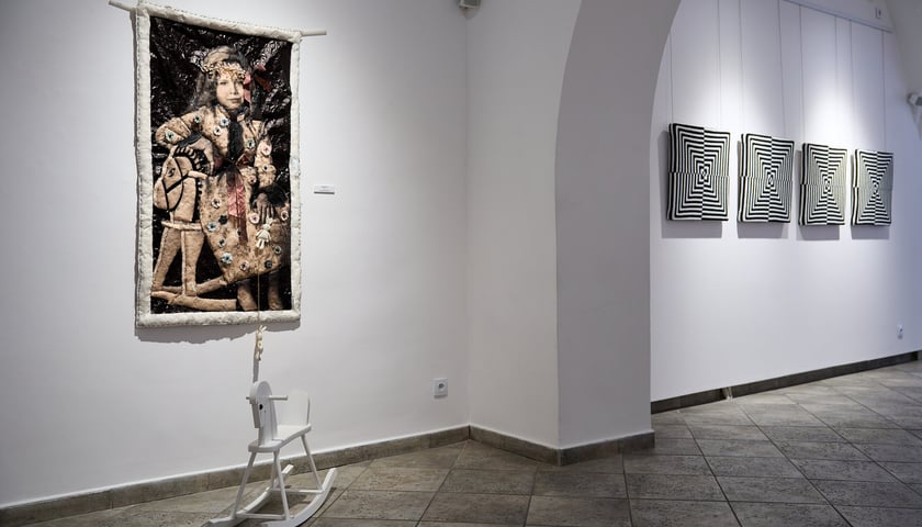 Praca (z lewej) wyr&oacute;żnionej przez ZPAP Elżbiety Terlikowskiej w mia Art Gallery&nbsp;