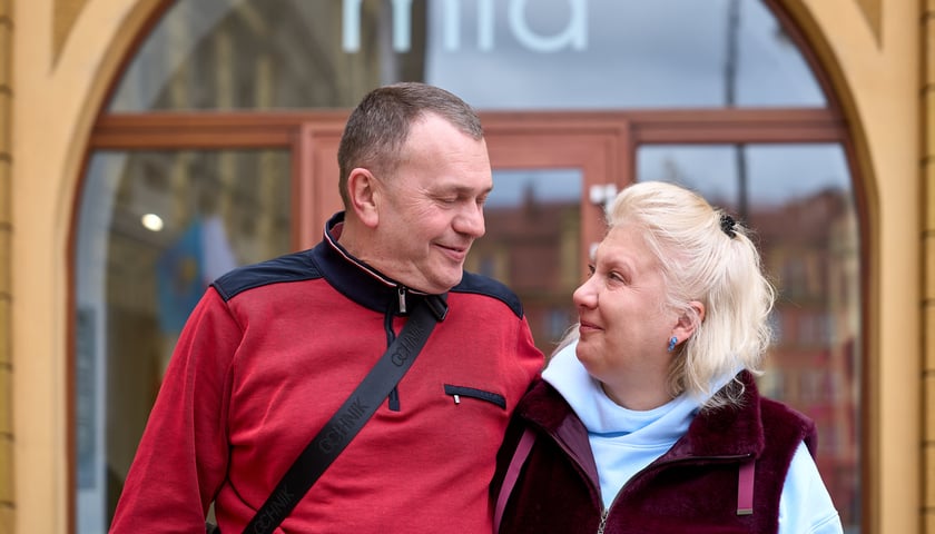 <p>Prace Aleksandry Gisges Daleckiej obejrzymy w mia Art Gallery do 16 kwietnia &ndash; na zdjęciu artystka z mężem</p>