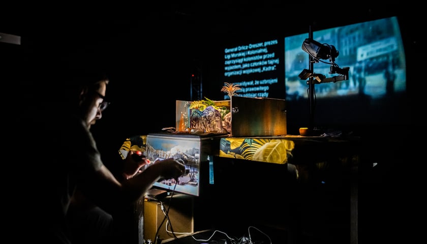 <p>Kadr ze spektaklu Łowcy Gł&oacute;w</p>