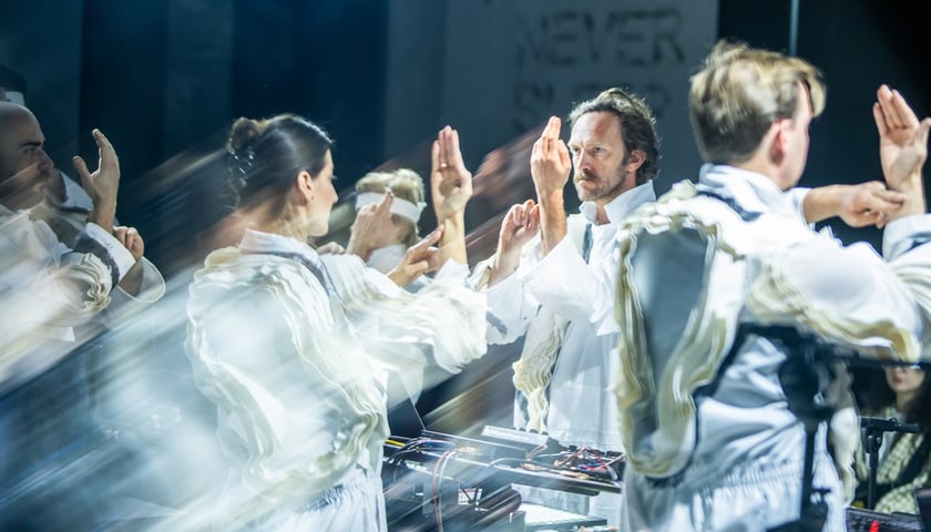 <p>Kadr ze spektaklu Umwelt</p>