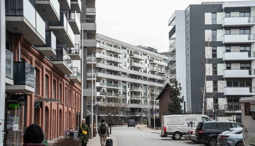 Współczesny budynek, w który wkomponowano fragment zabytkowej zabudowy