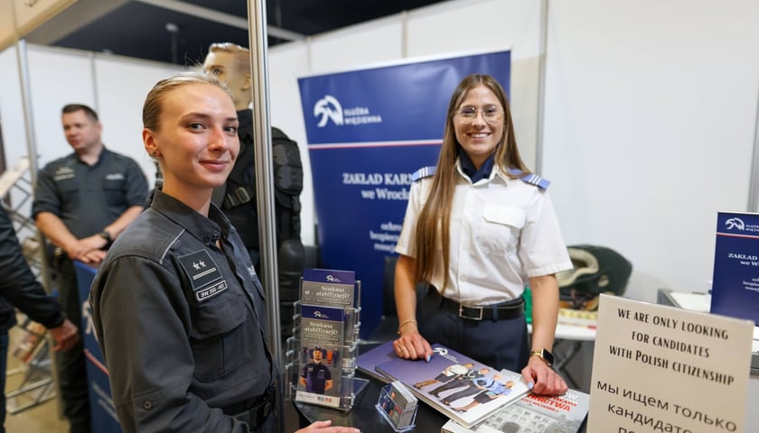 <p>Jeden z nieoczywistych pracodawc&oacute;w, jakich spotkać będzie można na targach, to zakład karny we Wrocławiu. Zdjęcie archiwalne, wykonane w 2025 roku, w trakcie drugiej edycji targ&oacute;w.&nbsp;</p>