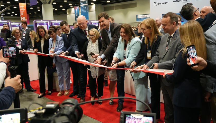 <p class="MsoNormal">W otwarciu polskiego stoiska na Web Summit Vancouver 2026 uczestniczyli: Michał Gramatyka - wiceminister cyfryzacji, David Eby - premier Kolumbii Brytyjskiej, Aleksandra Kucy - konsul generalna RP w Vancouver, Michael Dembek - kierownik zagranicznego Biura Handlowego PAIH w Kanadzie, Magdalena Okulowska - prezes ARAW, Piotr Karwan - radny wojew&oacute;dztwa dolnośląskiego, Katarzyna Lubiniecka-R&oacute;żyło - radna wojew&oacute;dztwa dolnośląskiego, Agnieszka Mieszkowska - Biuro Rozwoju Gospodarczego Miasta Stołecznego Warszawa, Urszula Terlecki - Zagraniczne Biuro Handlowe PAIH w Kanadzie.</p>
