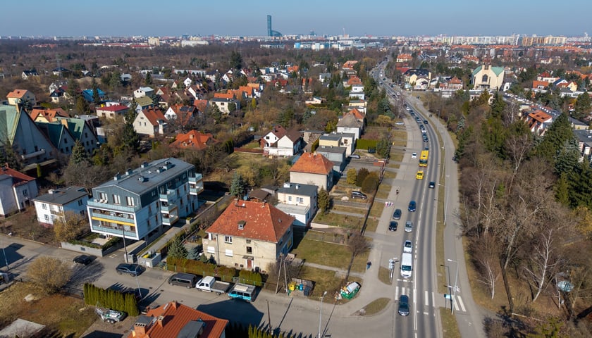 Widok z drona na ul. Grota-Roweckiego na osiedlu Wojszyce.